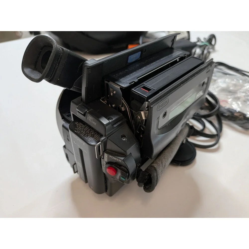 Sony Handycam CCD-TR818 Hi8 Video8 Camcorder NightShot Tested Bundle Tapes
